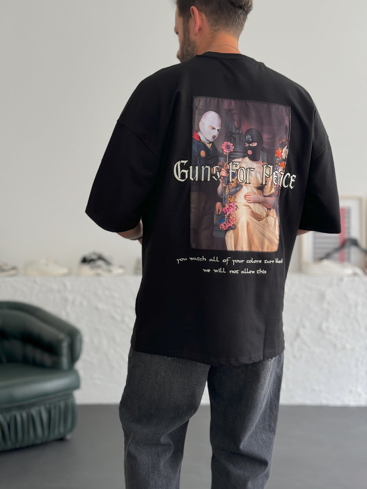 BLACK GUNS T-SHIRT