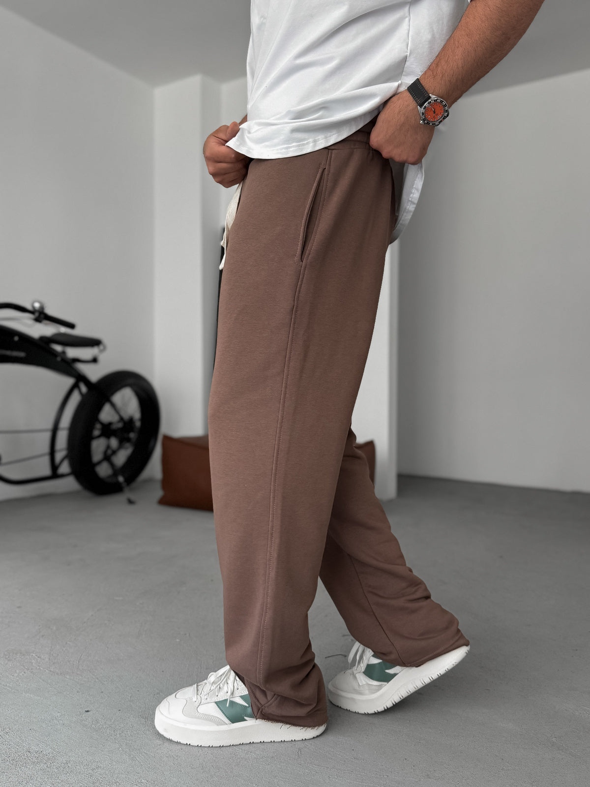 BROWN THREE-THREAD CUT JOGGER