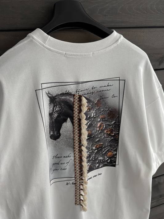 WHITE TASSELED HORSE T-SHIRT