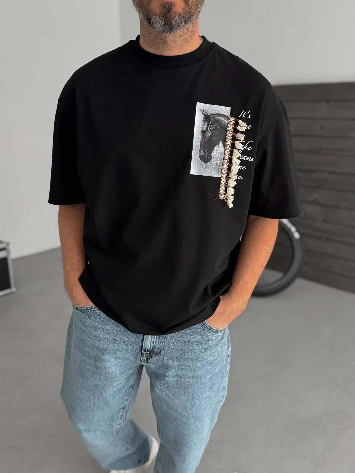 BLACK TASSELED HORSE T-SHIRT