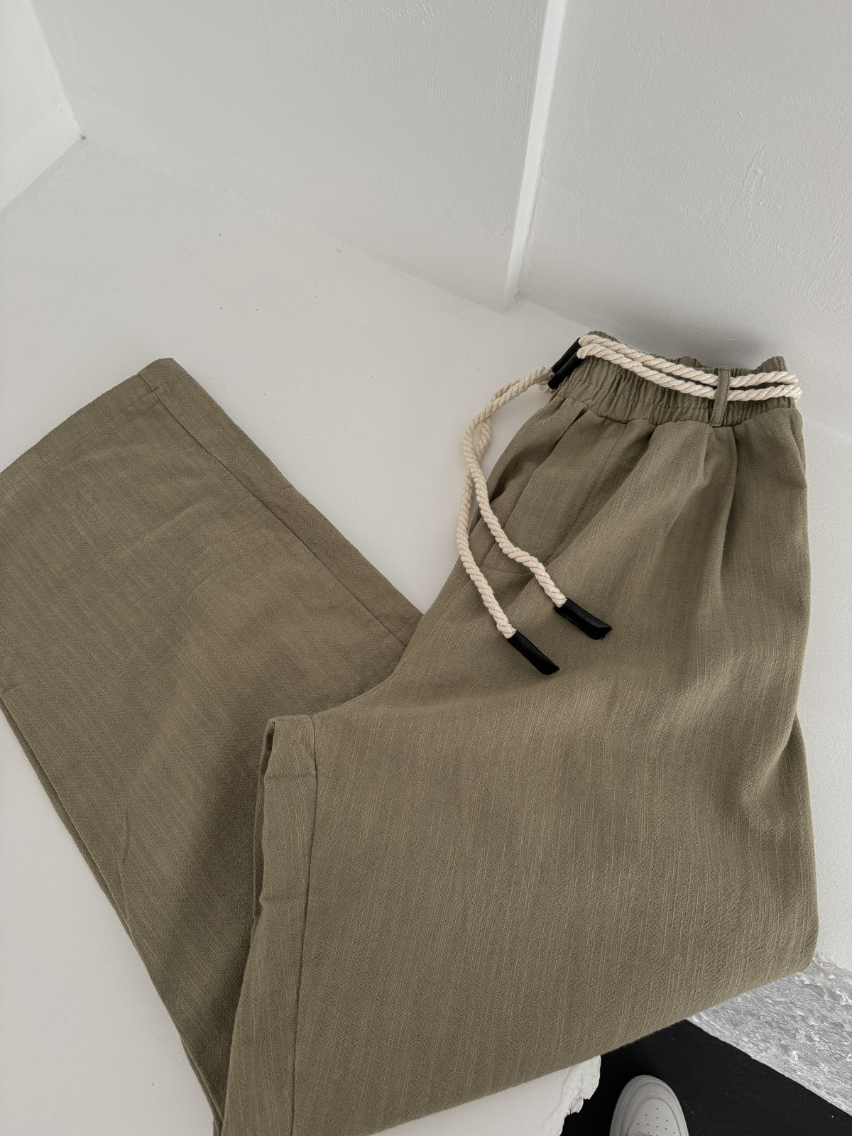 KHAKI ROPE BELT LINEN TROUSER