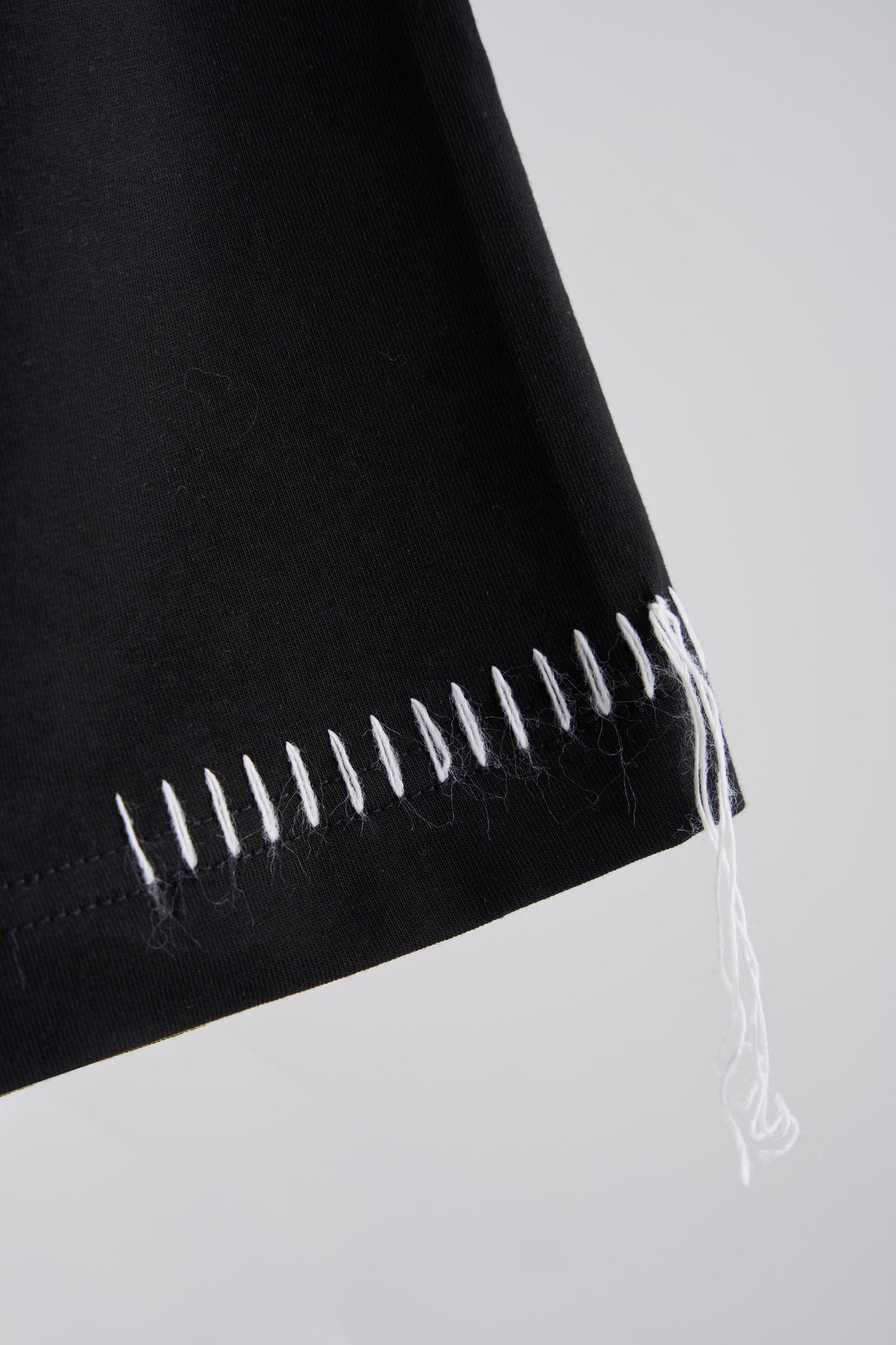 BLACK BLANKET STITCH T-SHIRT