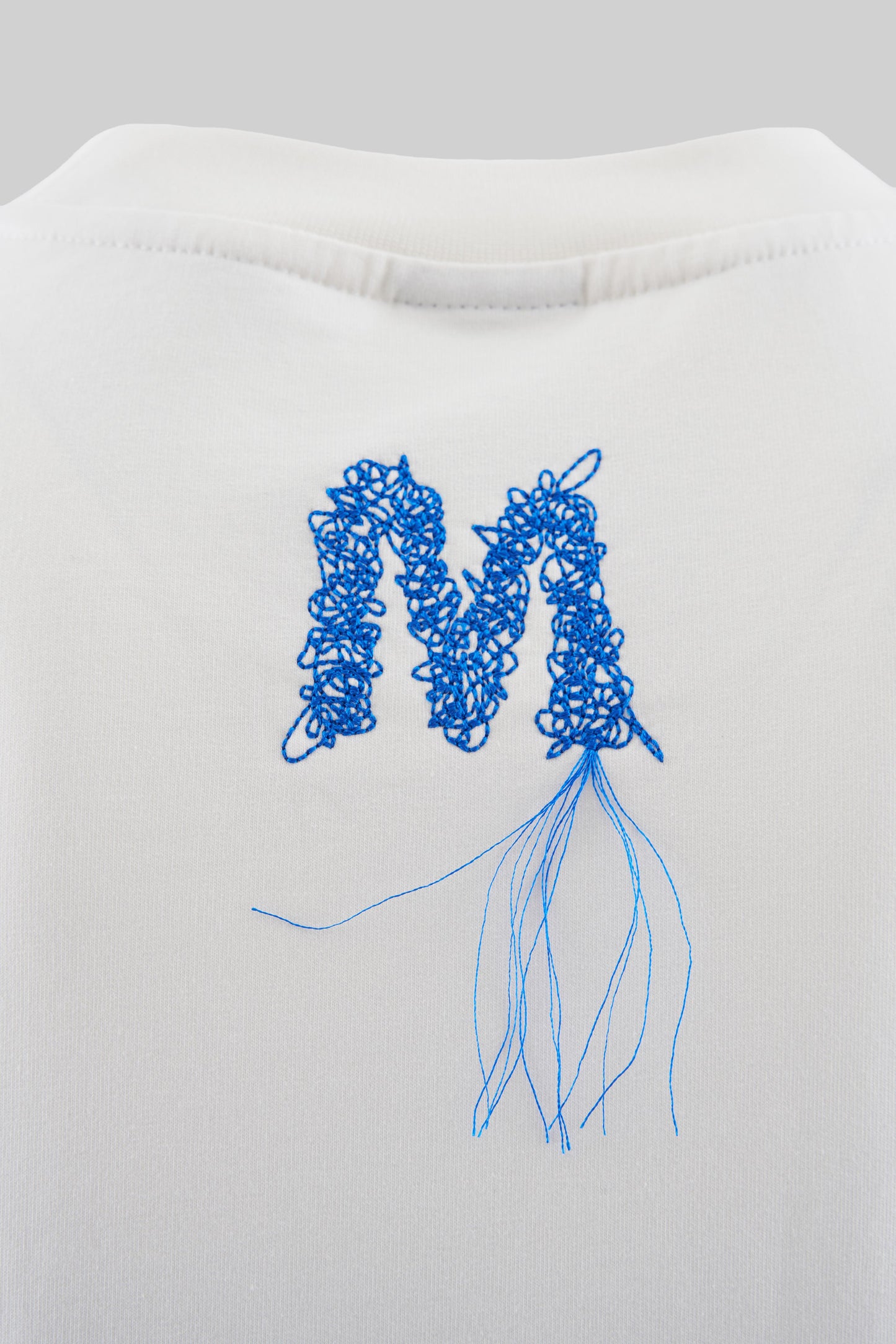WHITE EMBROIDERED AND STRAIDE STITCH T-SHIRT