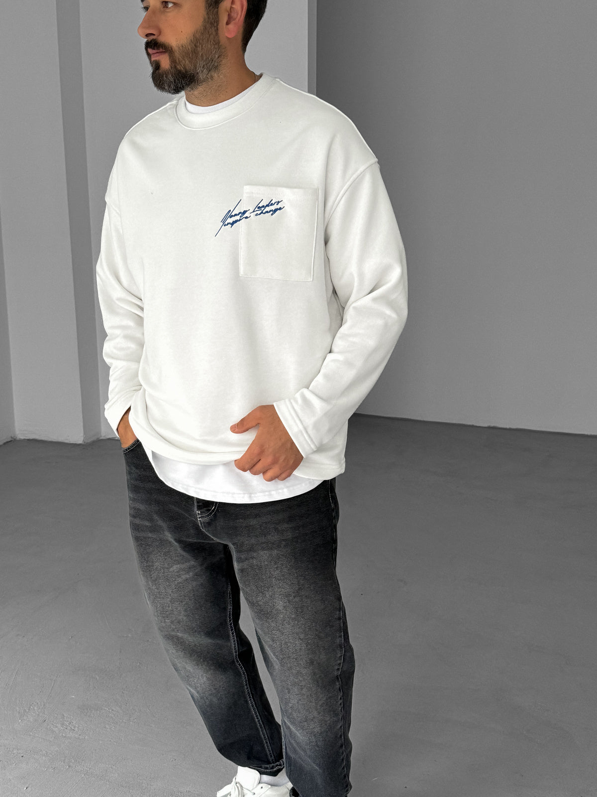 WHITE POCKET TEXT EMBROIDERED SWEATSHIRT