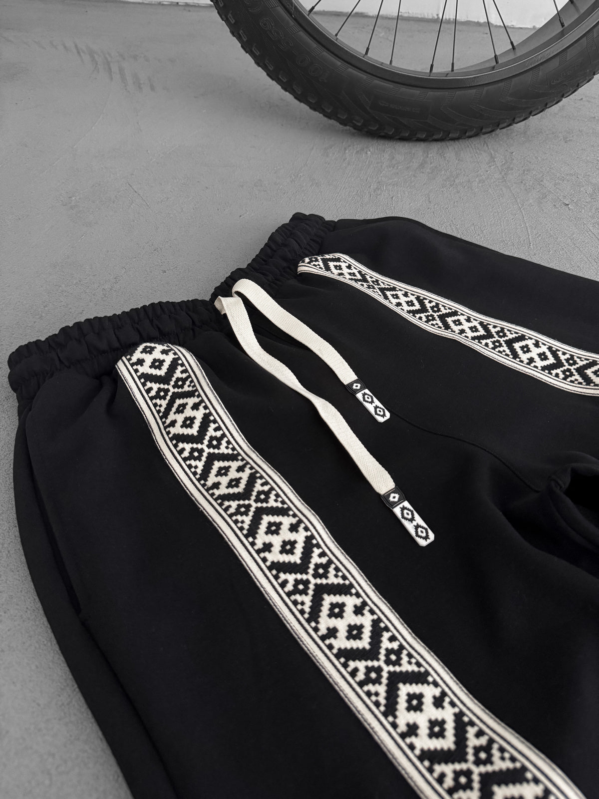 BLACK MOSAIC PATCH JOGGER