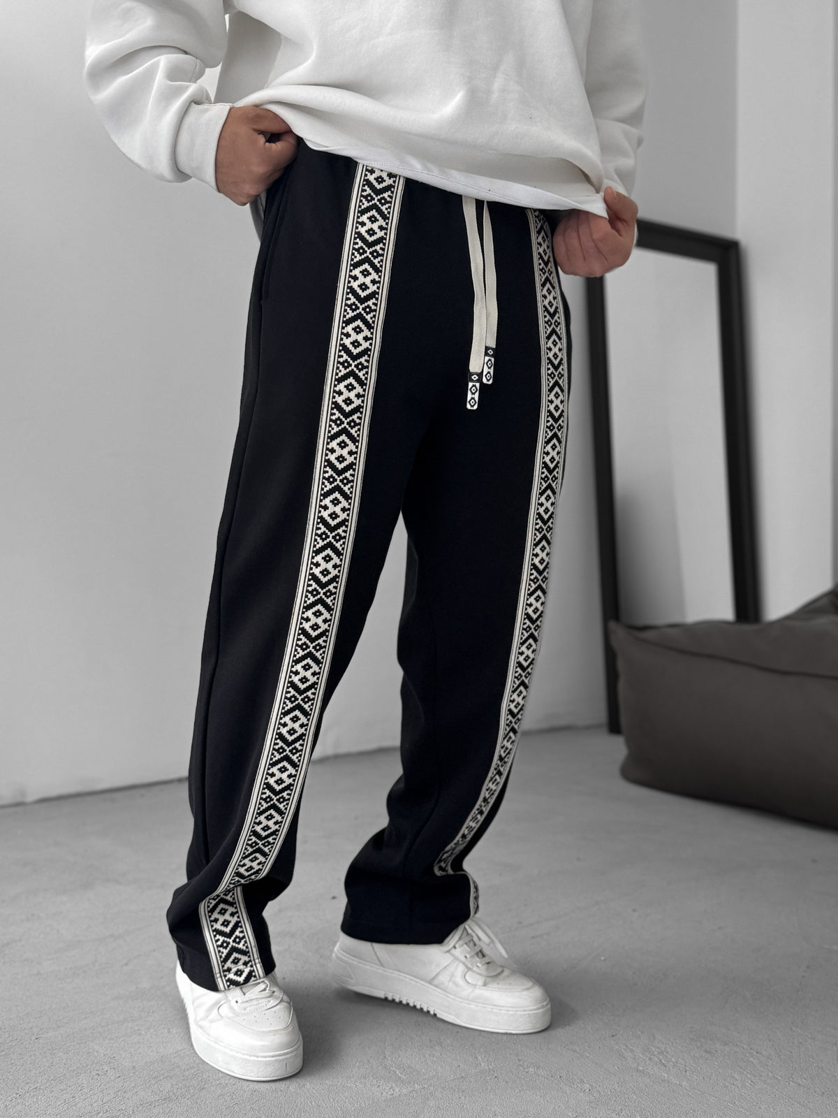 BLACK MOSAIC PATCH JOGGER