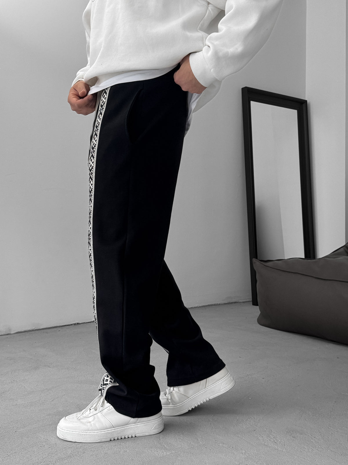 BLACK MOSAIC PATCH JOGGER