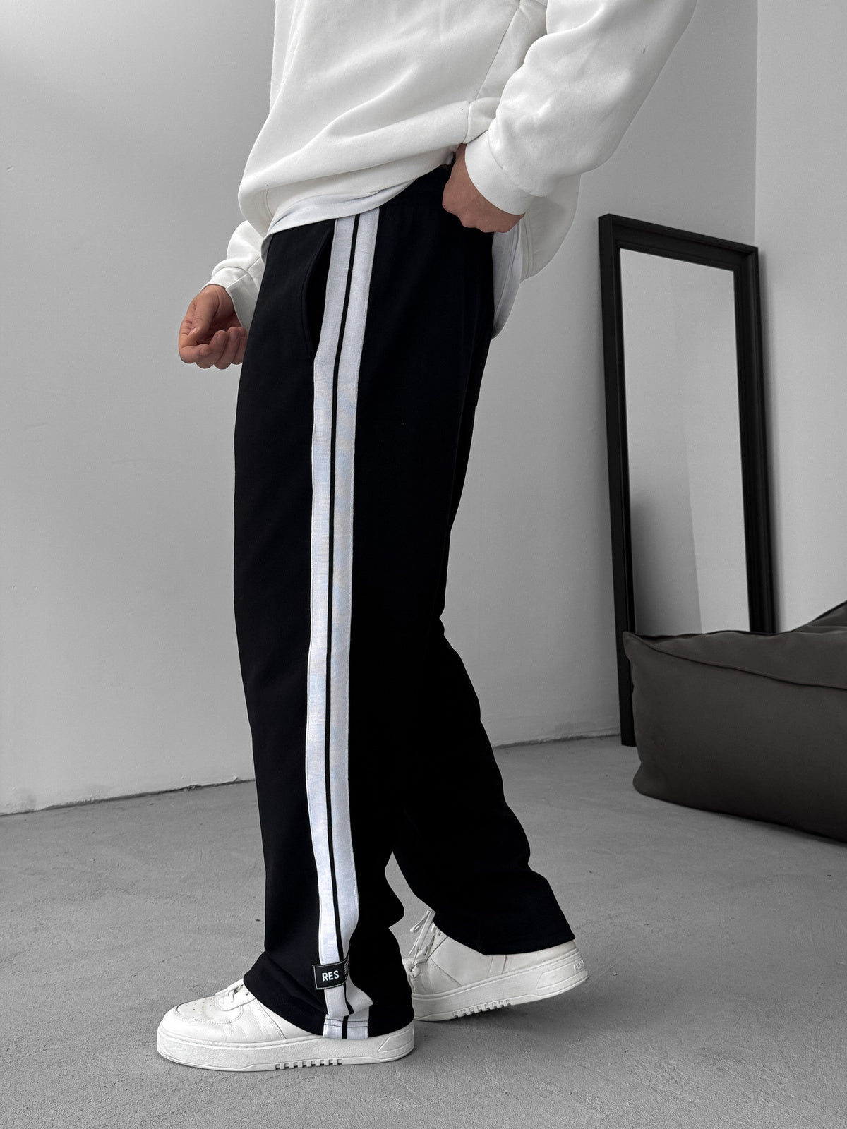 BLACK THICK STRIPE JOGGER