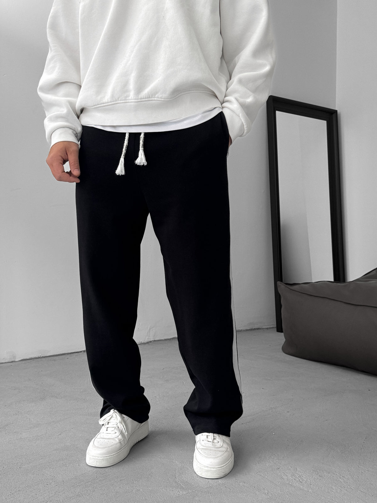 BLACK THICK STRIPE JOGGER