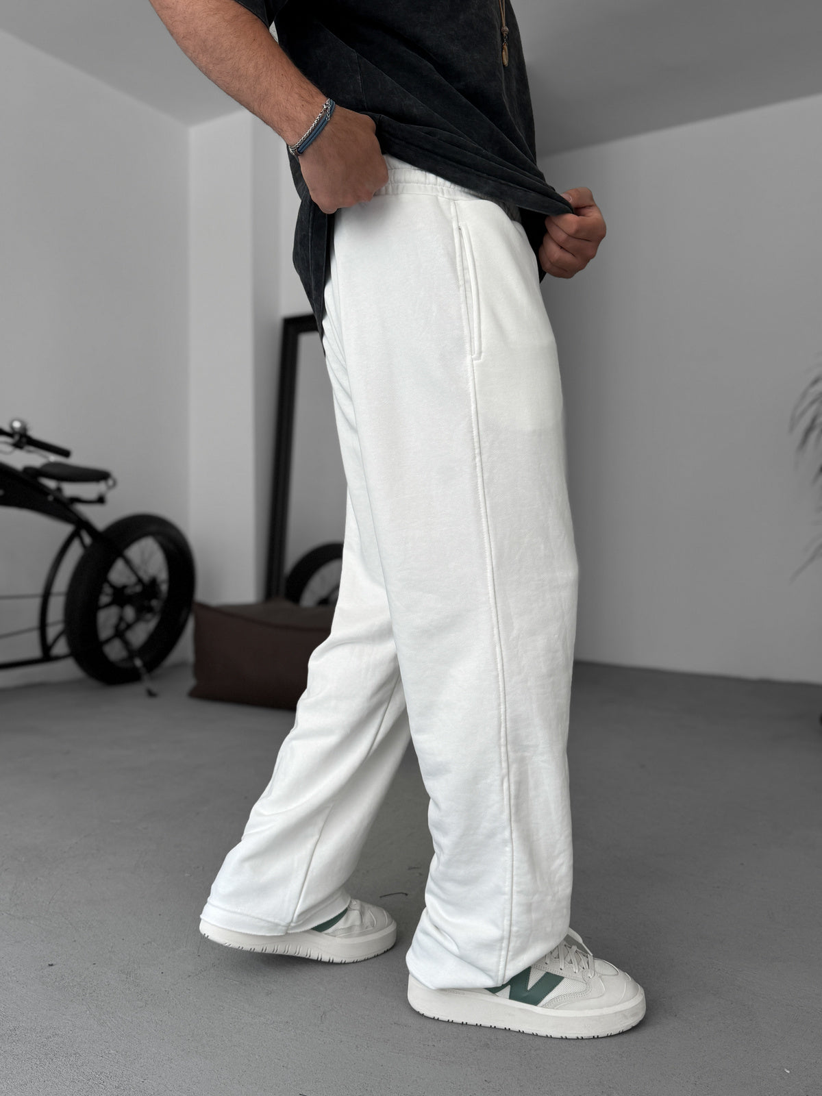 WHITE THREE-THREAD CUT JOGGER
