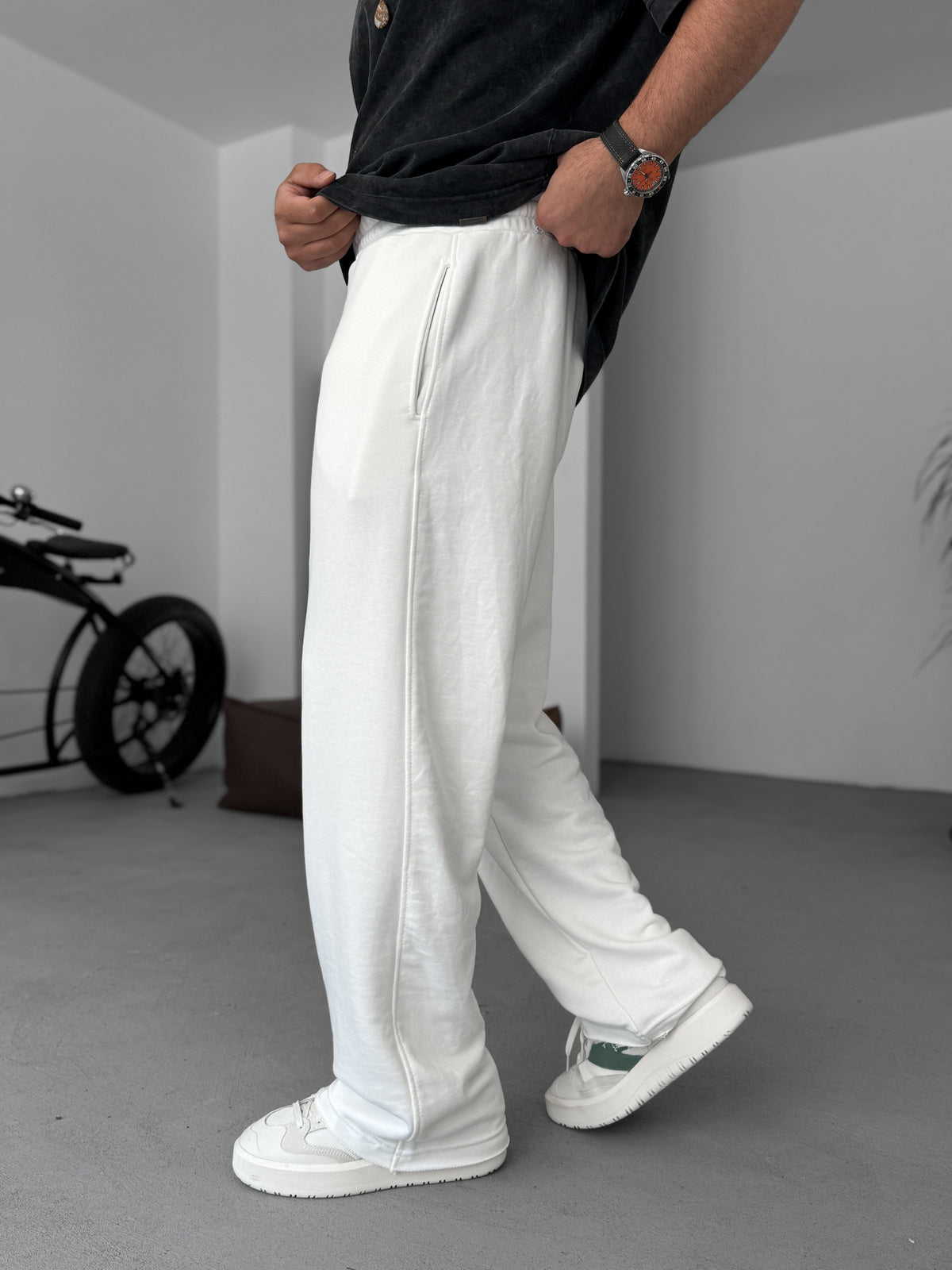 WHITE THREE-THREAD CUT JOGGER