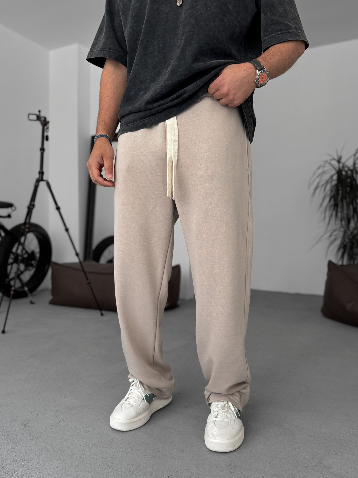 BEIGE THREE-THREAD CUT JOGGER