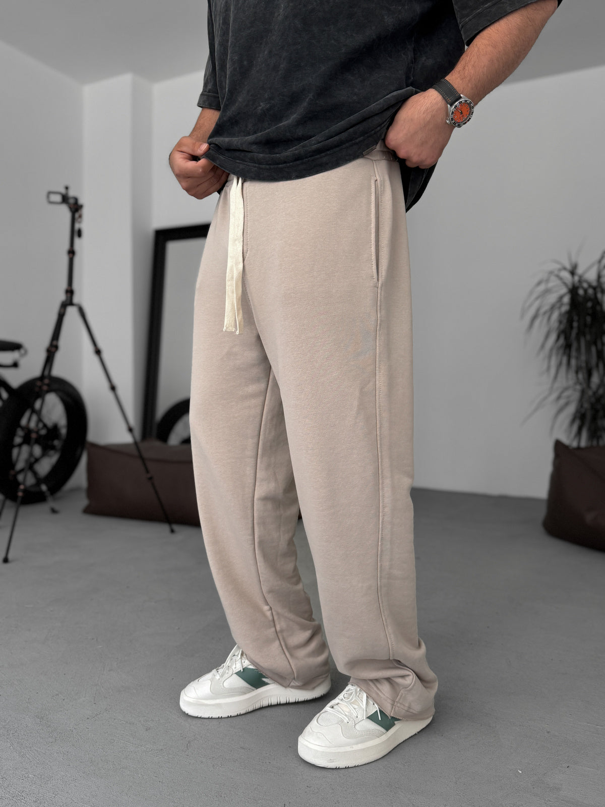 BEIGE THREE-THREAD CUT JOGGER