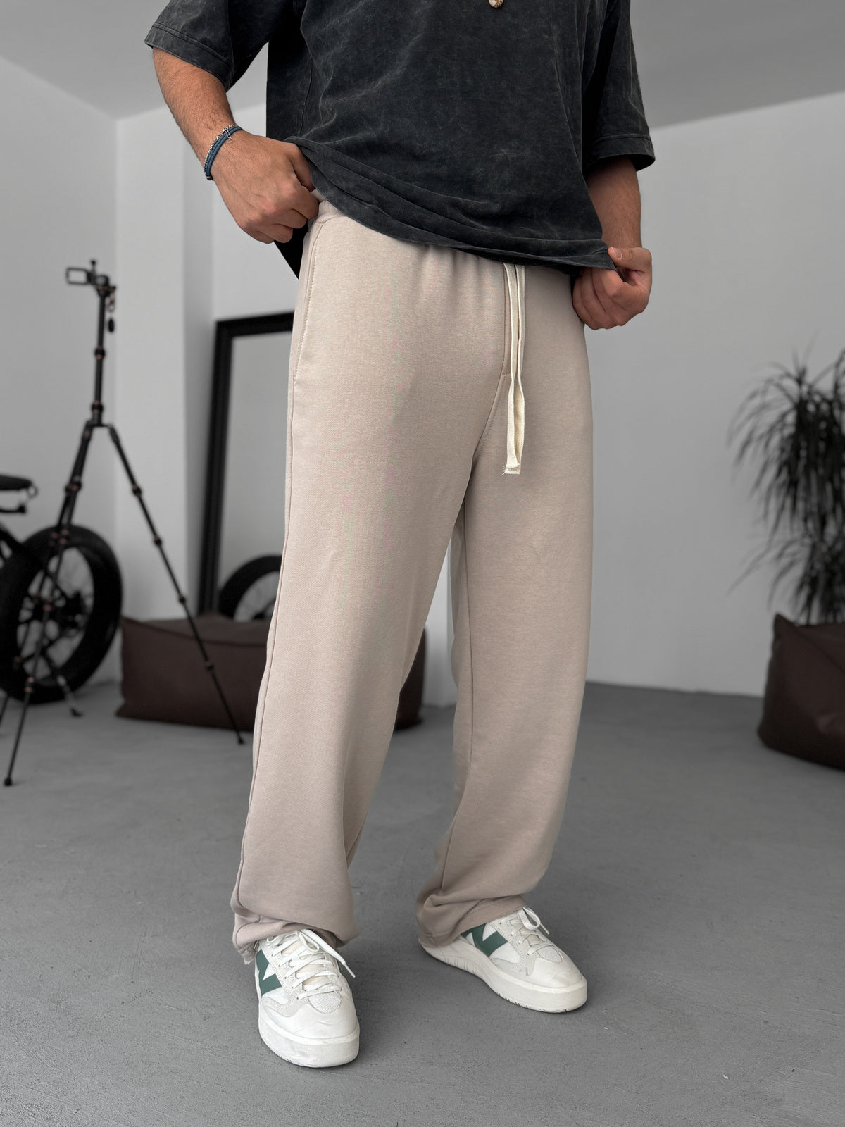BEIGE THREE-THREAD CUT JOGGER