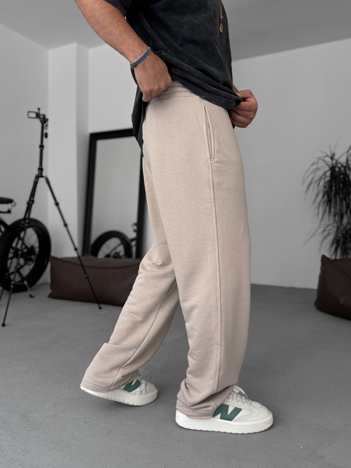 BEIGE THREE-THREAD CUT JOGGER