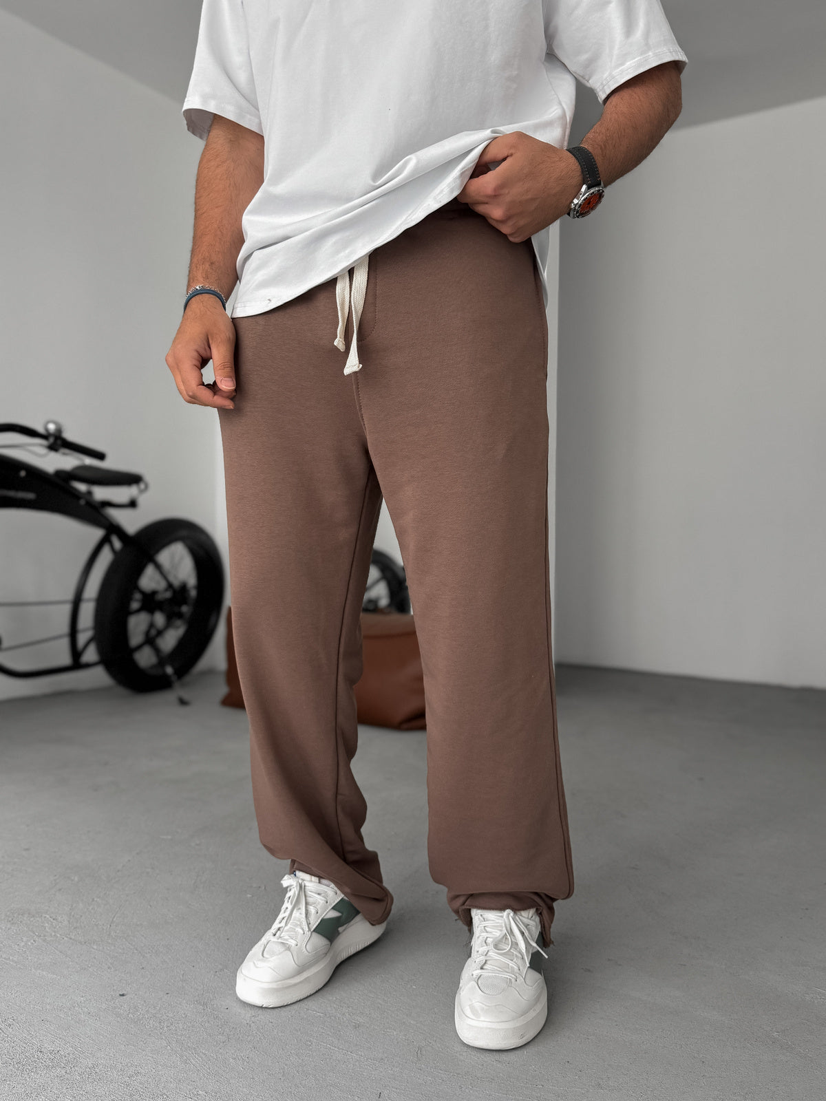 BROWN THREE-THREAD CUT JOGGER