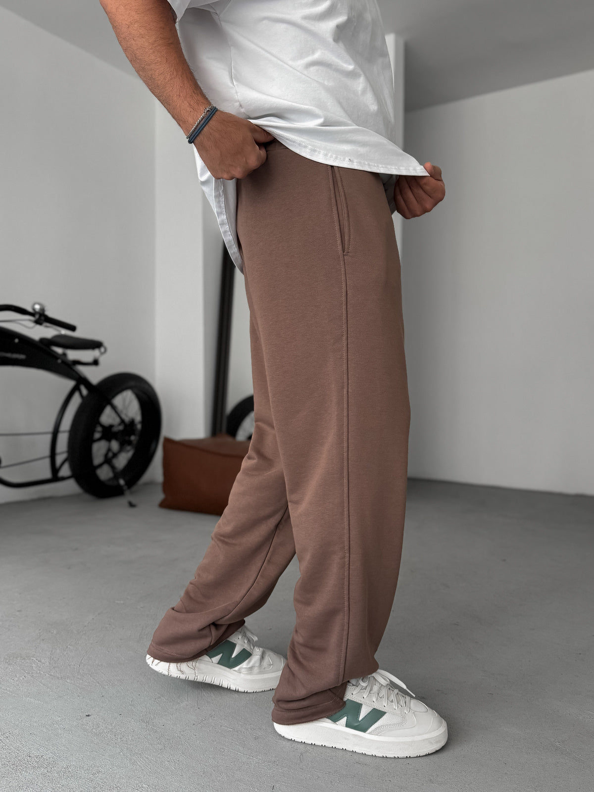 BROWN THREE-THREAD CUT JOGGER