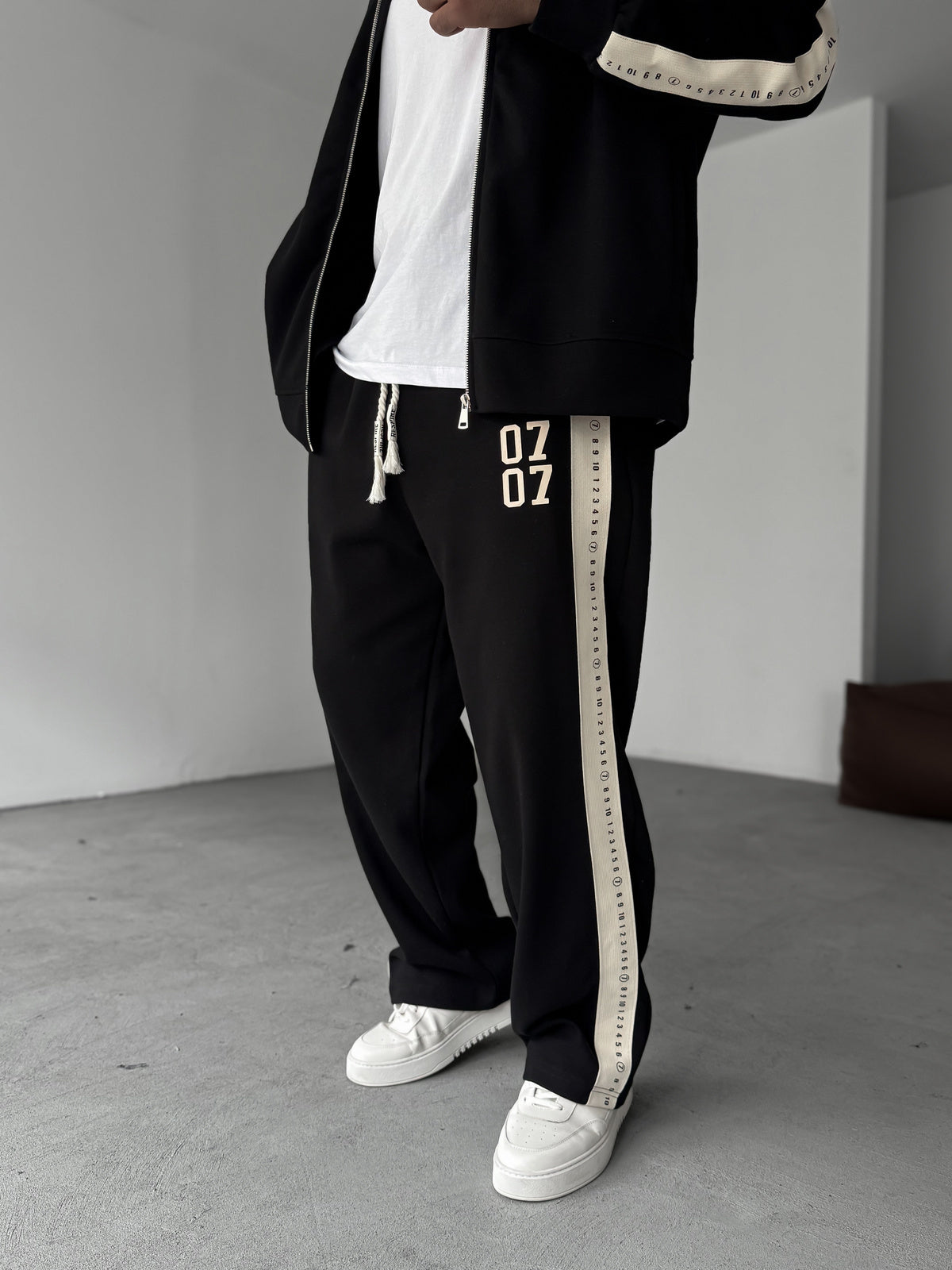 BLACK 0707 PRINTED JOGGER