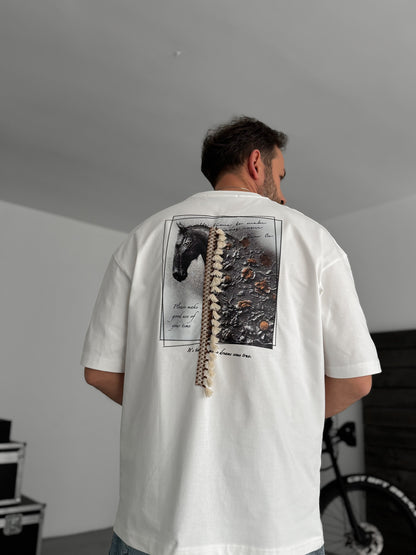 WHITE TASSELED HORSE T-SHIRT