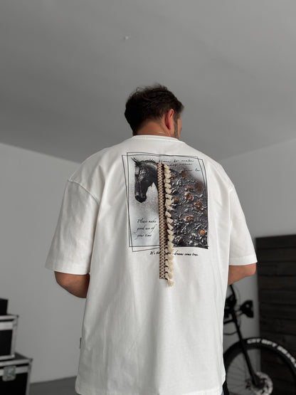 WHITE TASSELED HORSE T-SHIRT