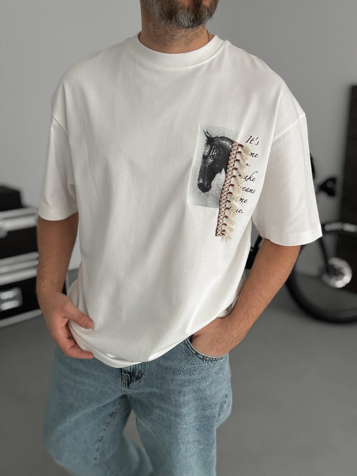 WHITE TASSELED HORSE T-SHIRT