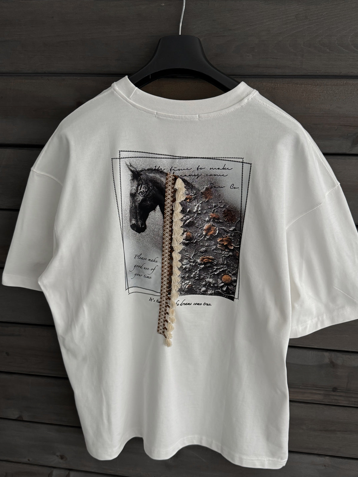 WHITE TASSELED HORSE T-SHIRT