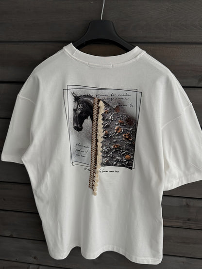 WHITE TASSELED HORSE T-SHIRT