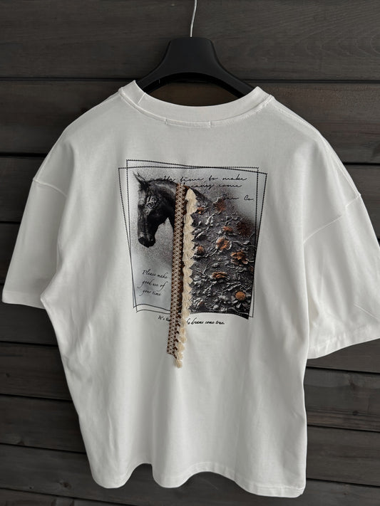 WHITE TASSELED HORSE T-SHIRT