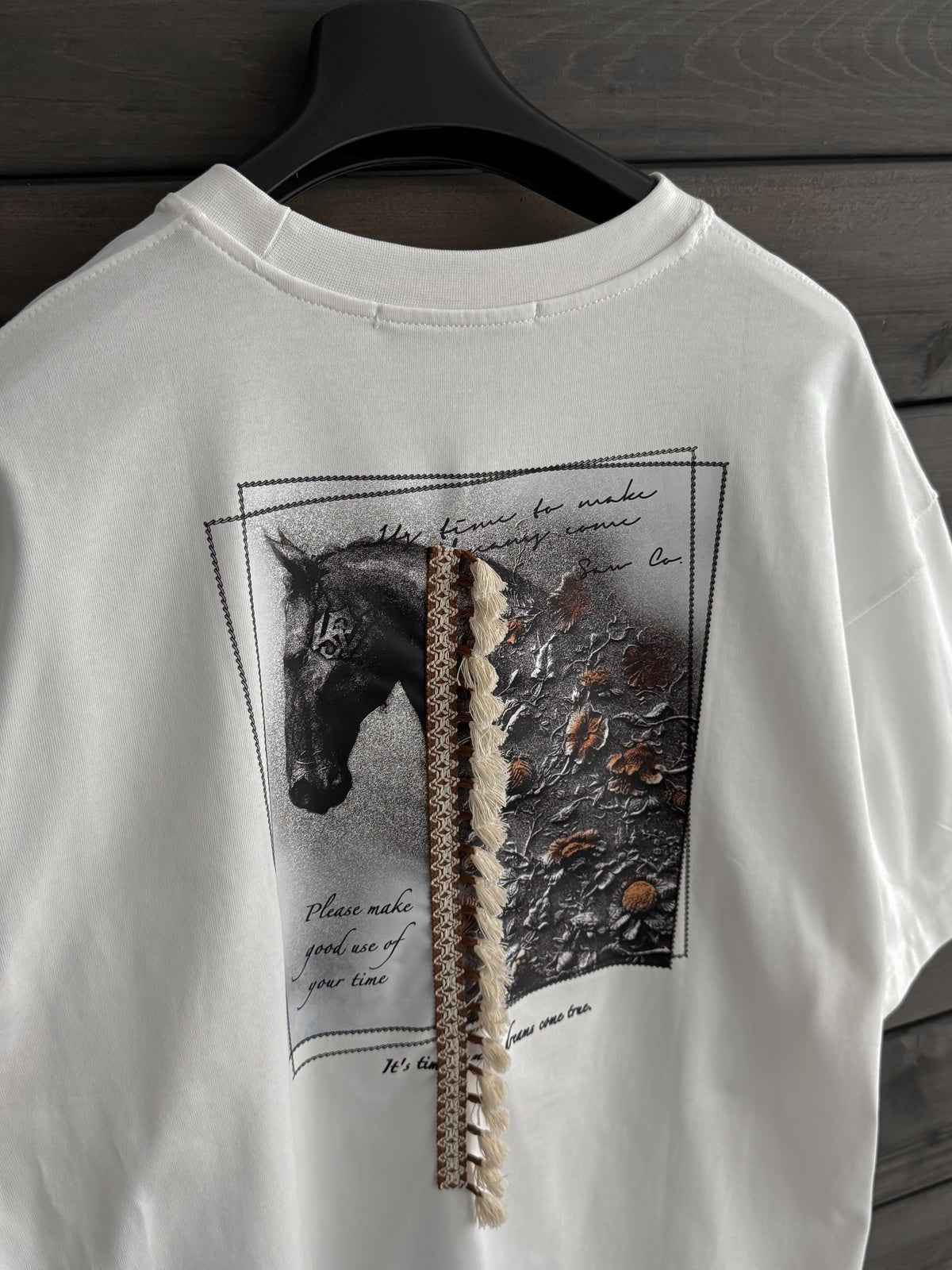 WHITE TASSELED HORSE T-SHIRT