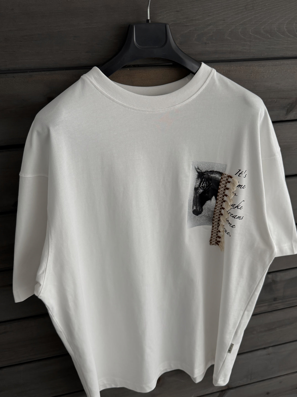 WHITE TASSELED HORSE T-SHIRT