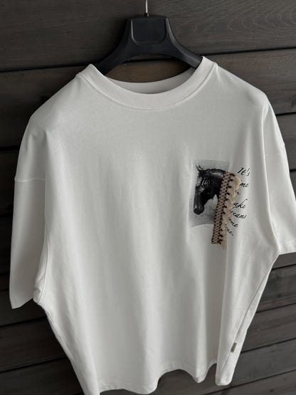 WHITE TASSELED HORSE T-SHIRT