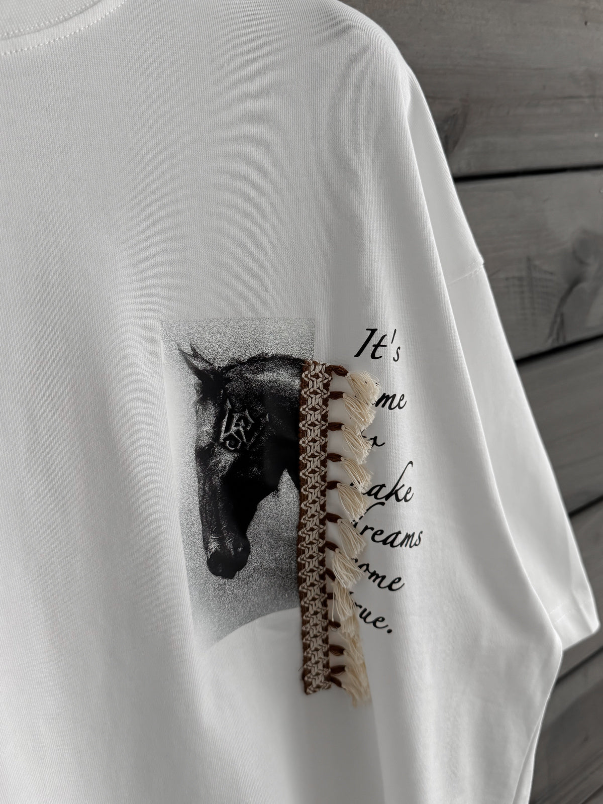 WHITE TASSELED HORSE T-SHIRT