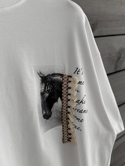 WHITE TASSELED HORSE T-SHIRT