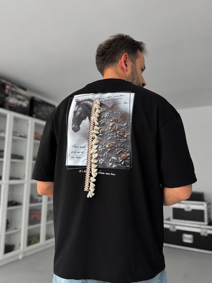 BLACK TASSELED HORSE T-SHIRT