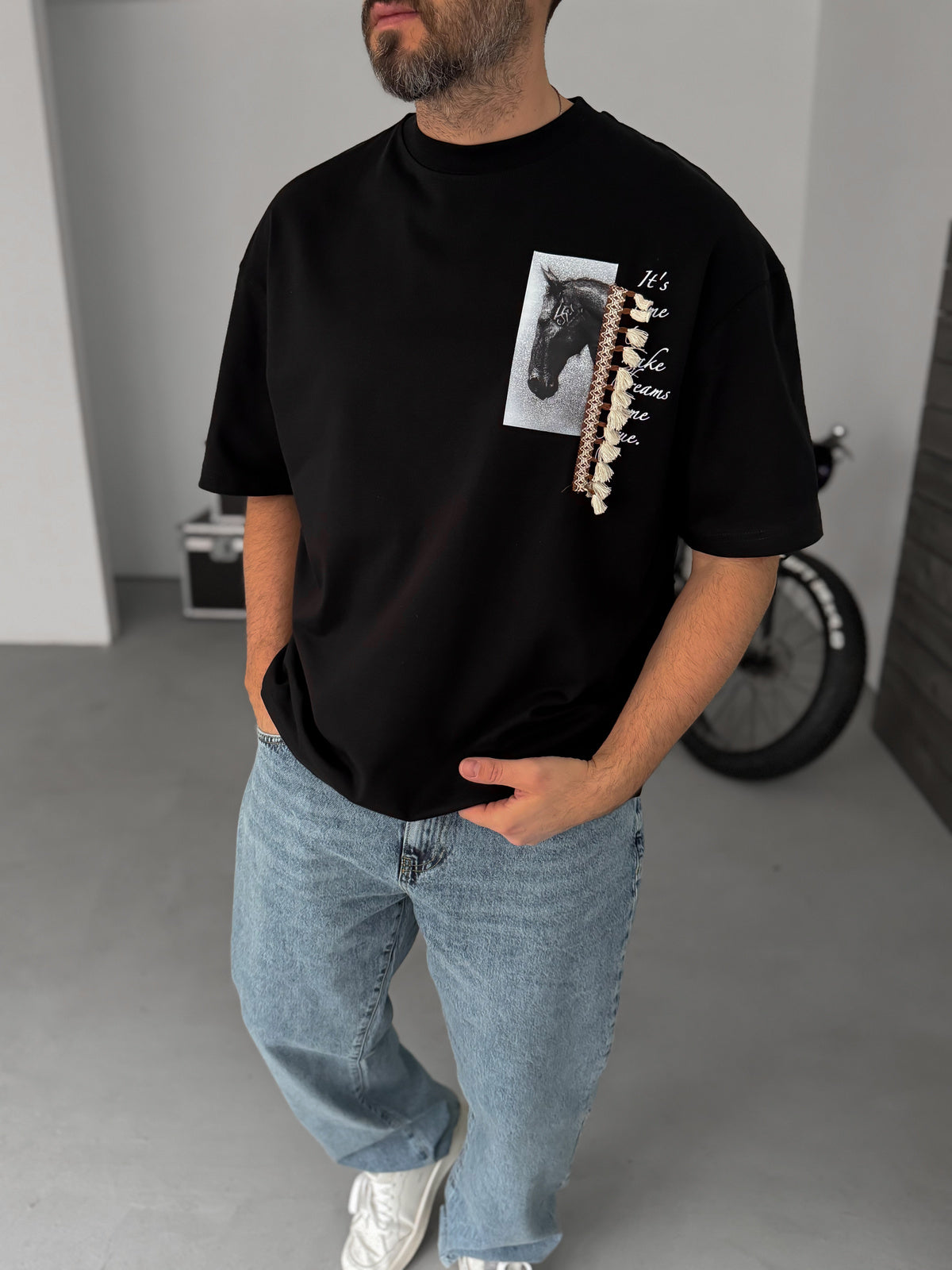 BLACK TASSELED HORSE T-SHIRT