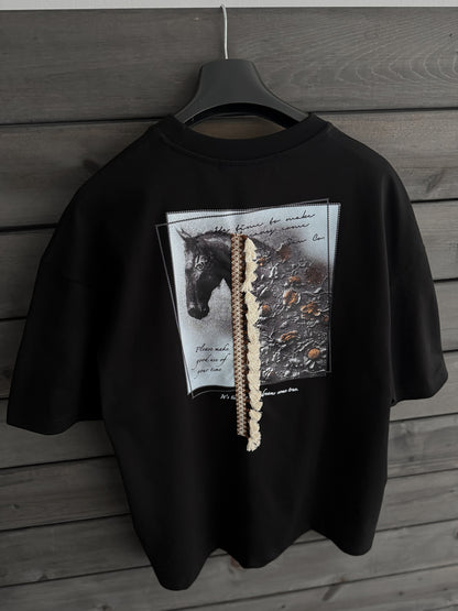BLACK TASSELED HORSE T-SHIRT