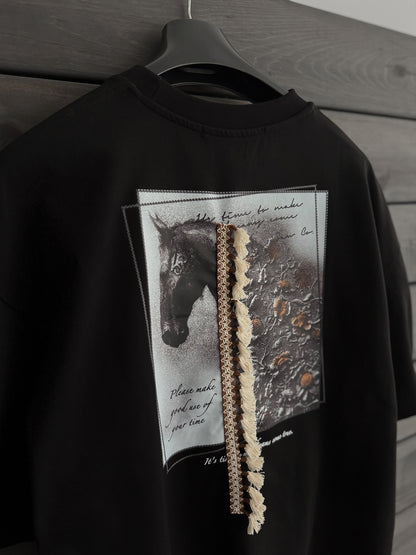 BLACK TASSELED HORSE T-SHIRT