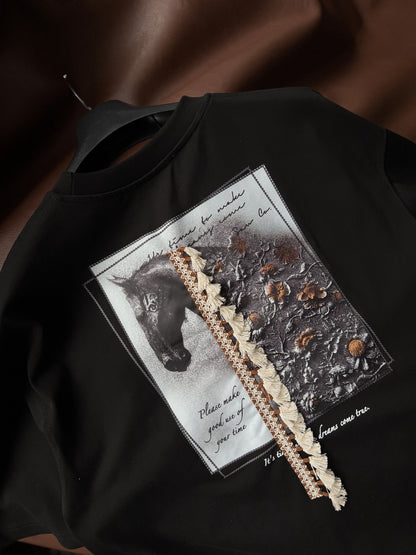 BLACK TASSELED HORSE T-SHIRT
