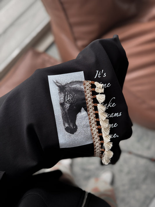 BLACK TASSELED HORSE T-SHIRT
