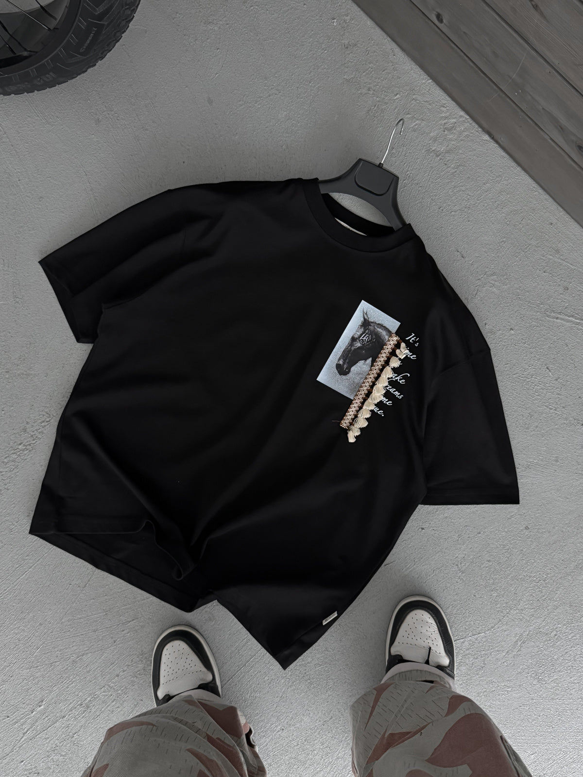 BLACK TASSELED HORSE T-SHIRT