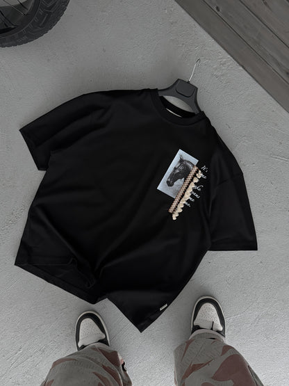 BLACK TASSELED HORSE T-SHIRT