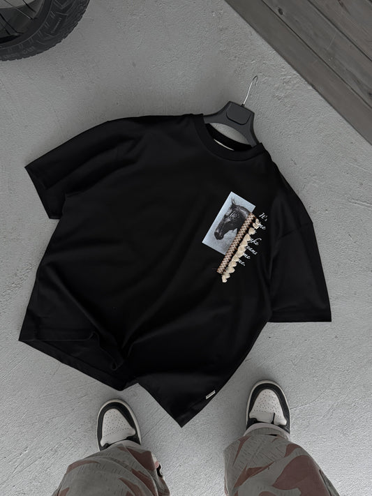 BLACK TASSELED HORSE T-SHIRT