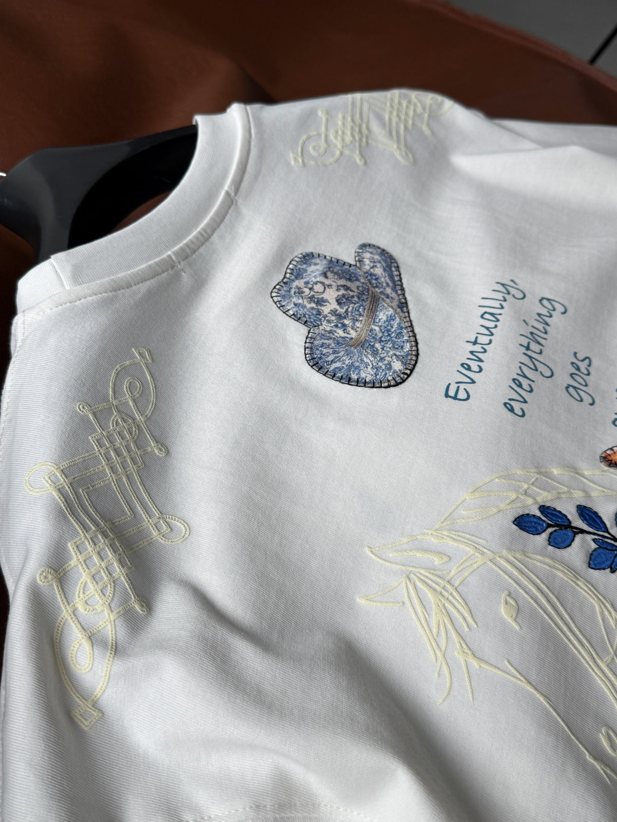 WHITE FLORAL EMBROIDERED T-SHIRT