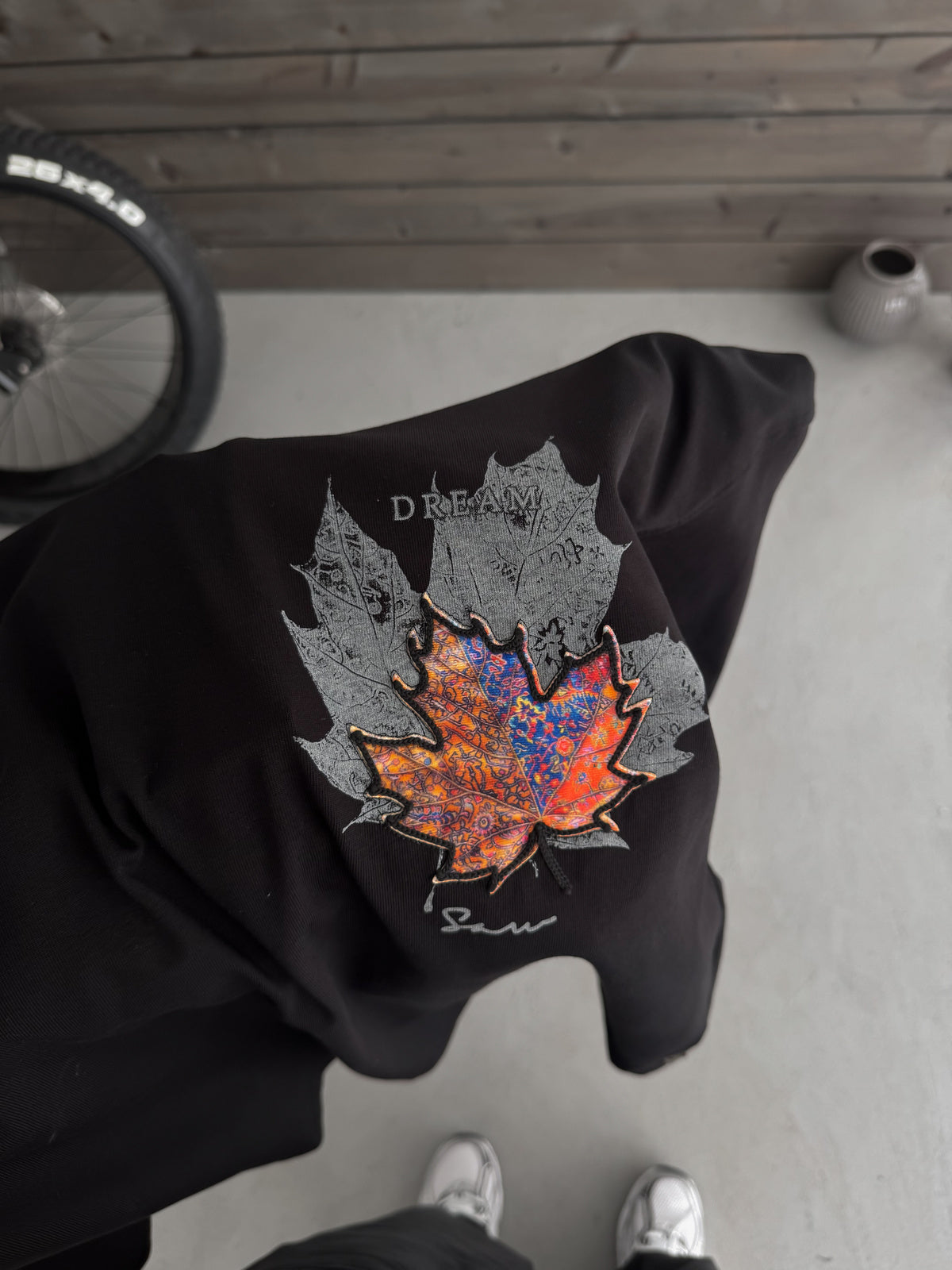 BLACK LEAF PATCH T-SHIRT