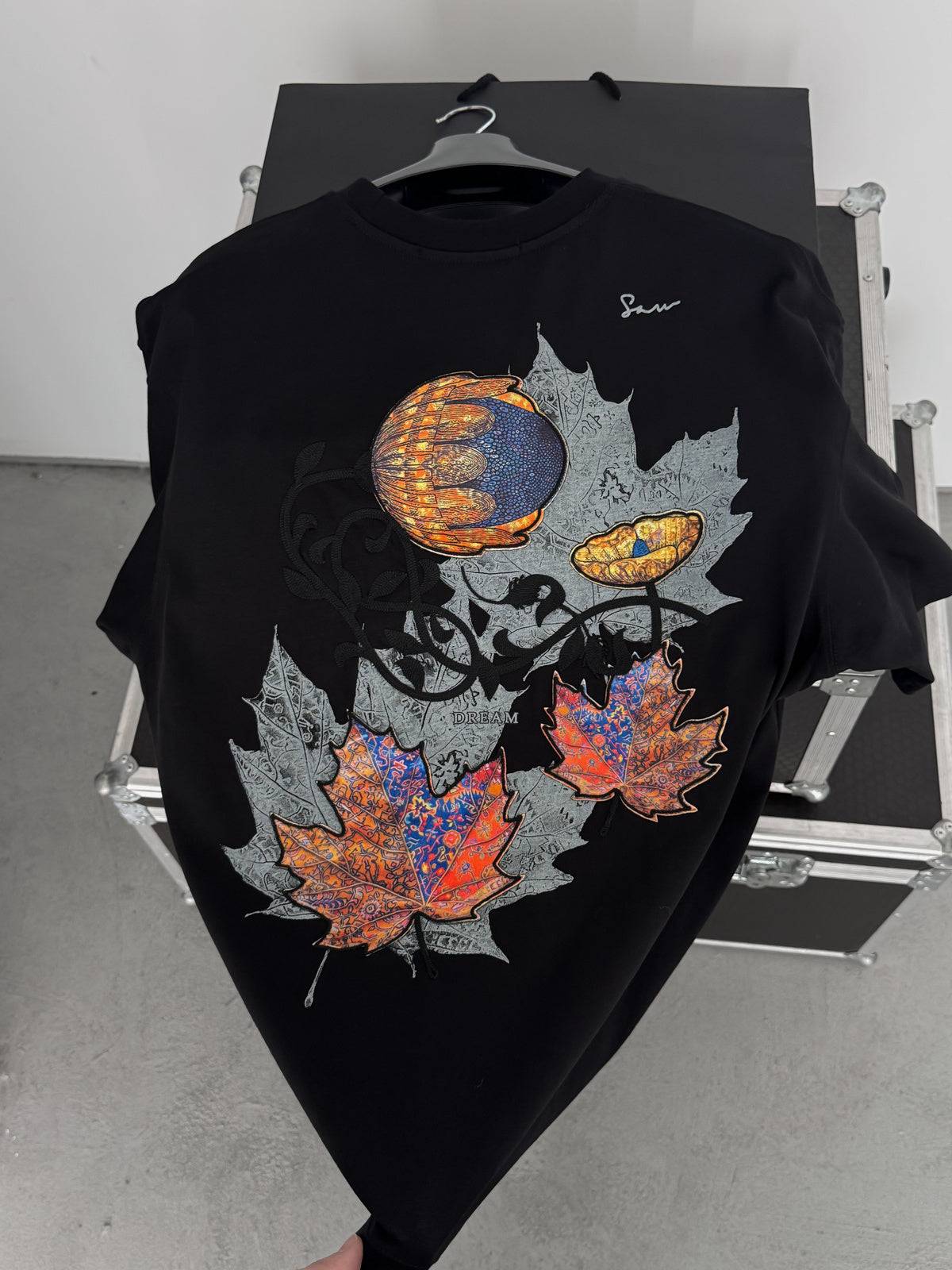 BLACK LEAF PATCH T-SHIRT