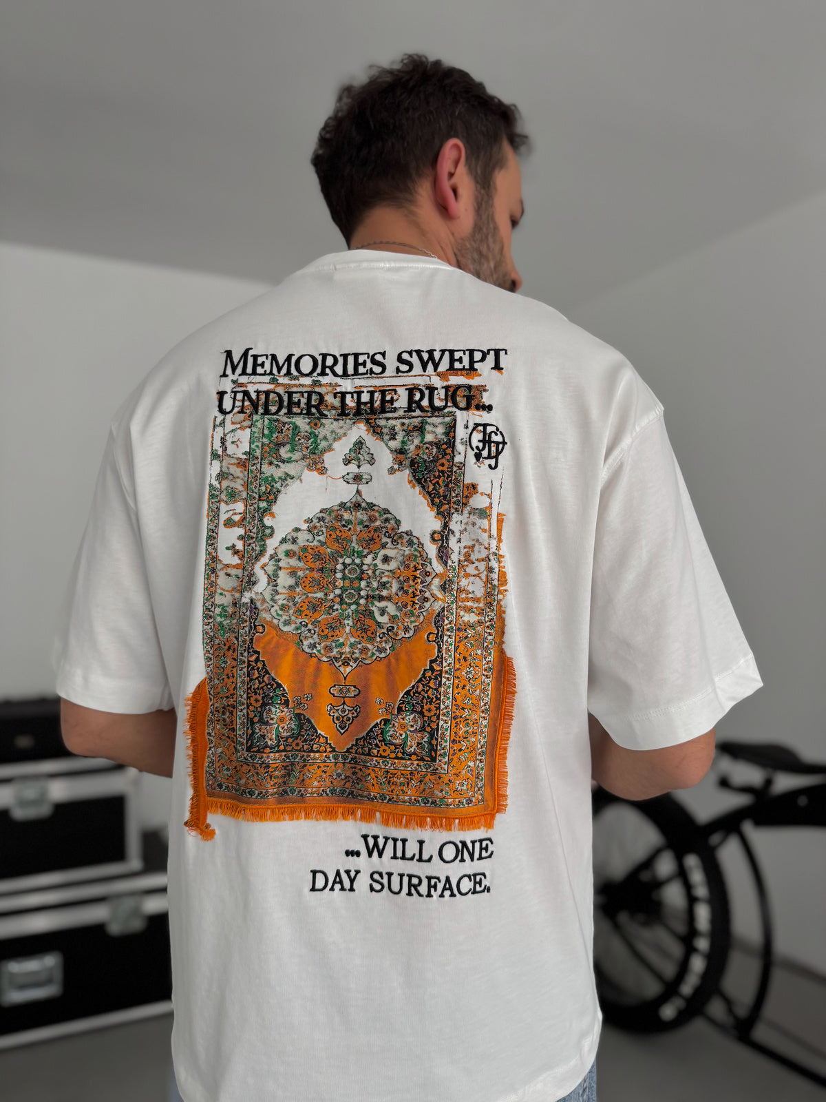 WHITE CARPET T-SHIRT