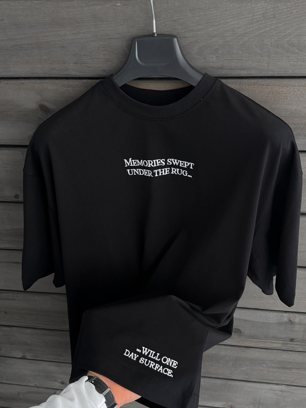 BLACK CARPET T-SHIRT