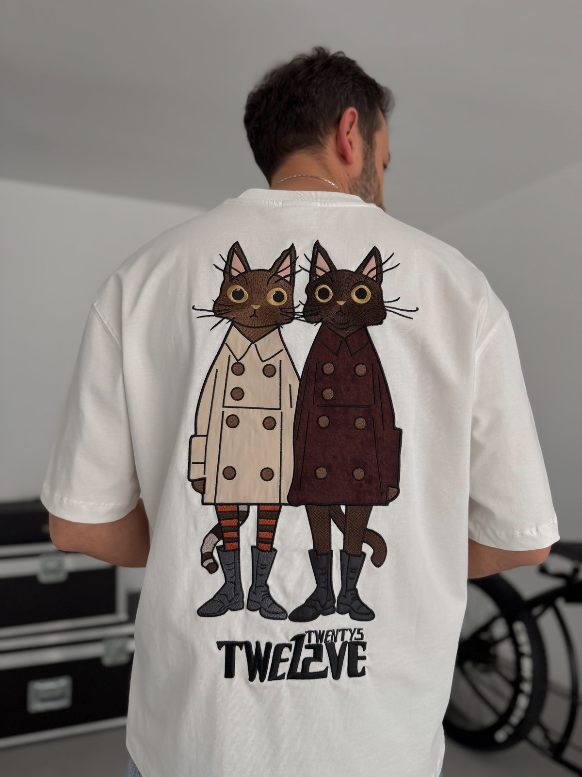 WHITE CAT EMBROIDERY T-SHIRT