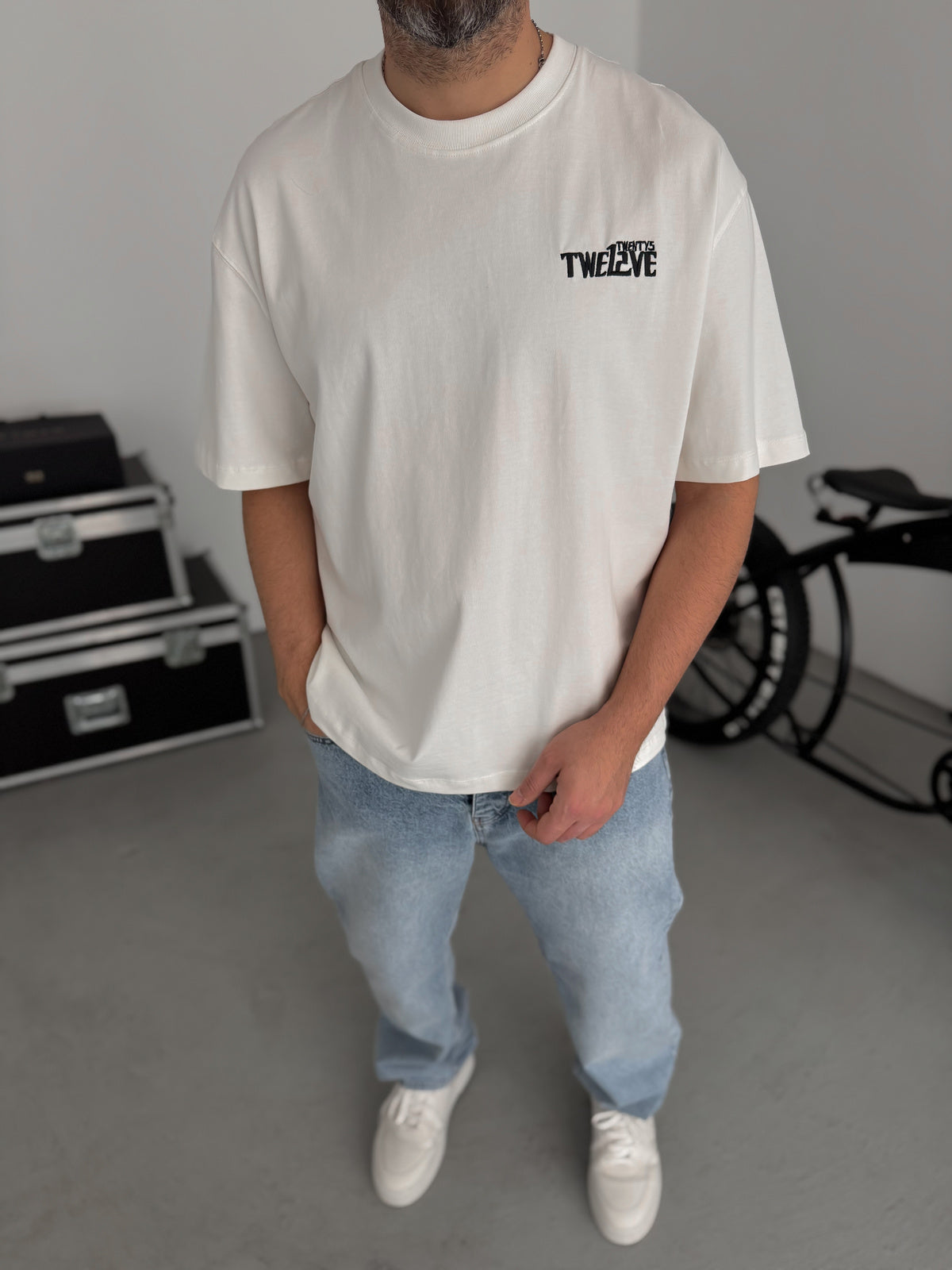 WHITE CAT EMBROIDERY T-SHIRT