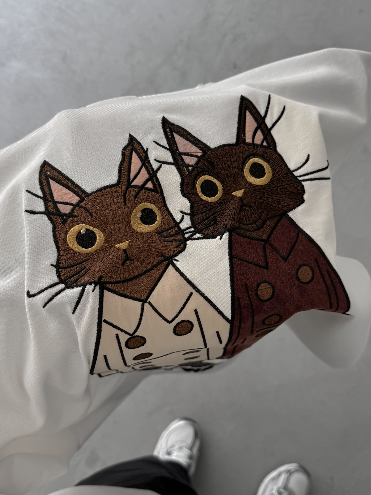 WHITE CAT EMBROIDERY T-SHIRT